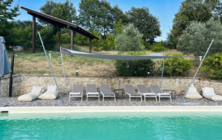 pool loungers b 1400x800